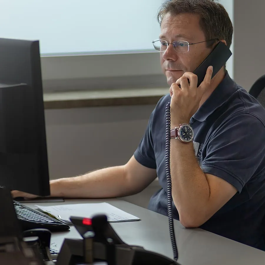 GM-Süd-Mitarbeiter im Kundengespräch am Telefon