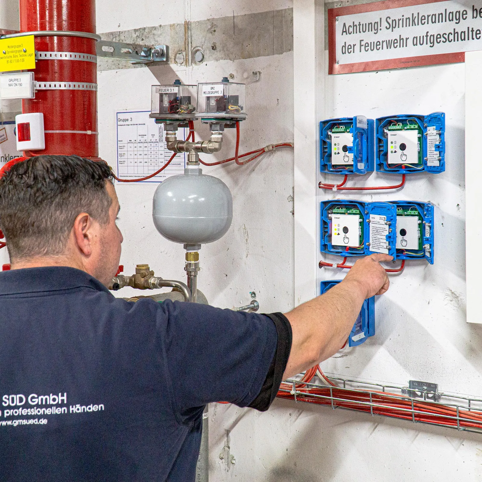 GM-Süd-Techniker bei der Arbeit an einer Brandschutzanlage